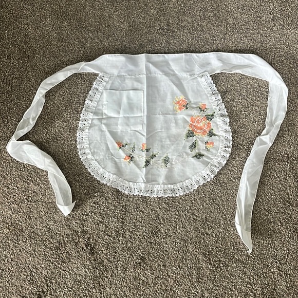 Vintage Apron with Cross stitch - Picture 1 of 5